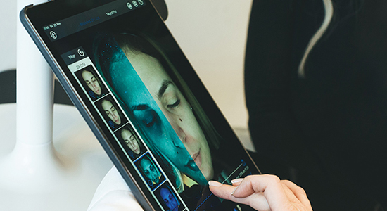 Digitale Hautanalyse mit Tablet – Visualisierung von Hautzustand und Porentiefe bei professioneller Hautberatung.