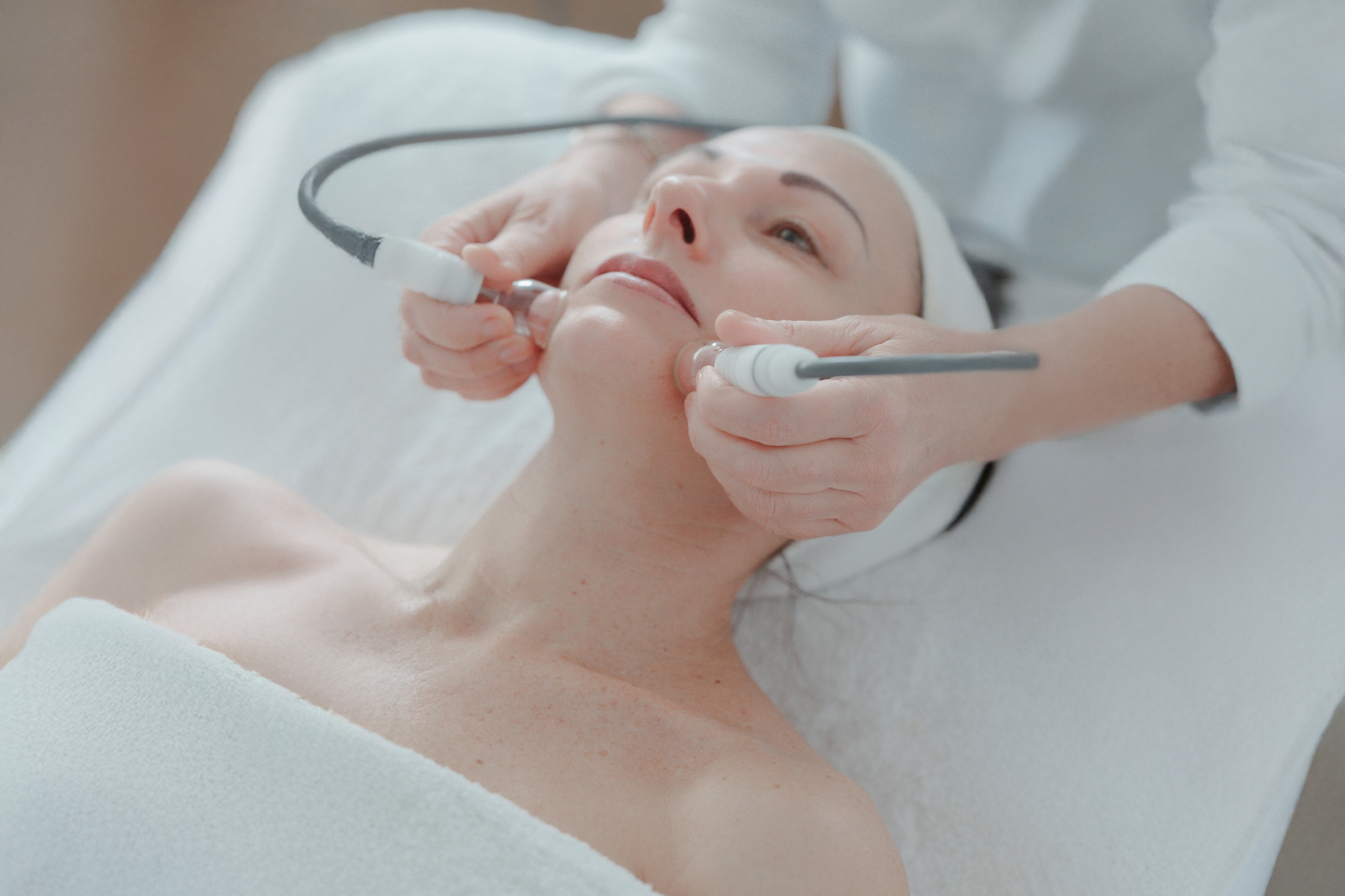 Gesichtsbehandlung mit hautverjüngendem Dermapen